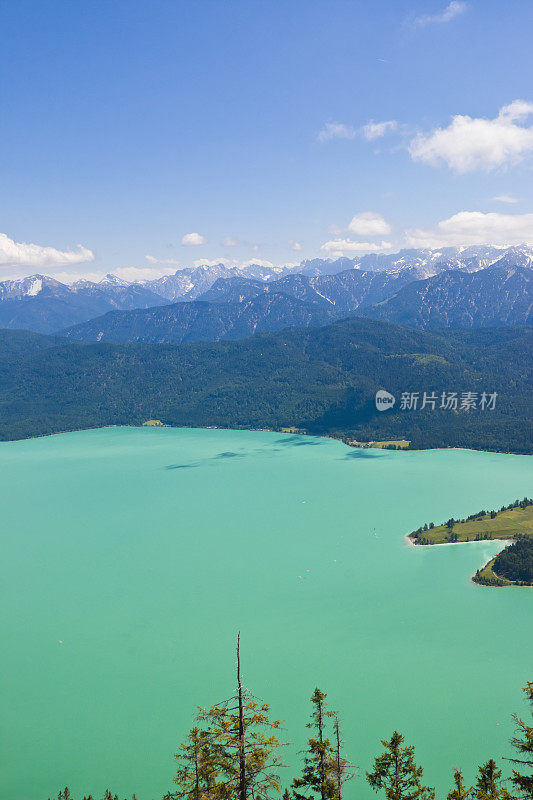 从赫尔佐格斯坦德山到瓦尔肯瑟湖和巴伐利亚阿尔卑斯山的鸟瞰图