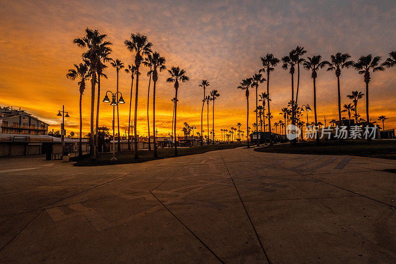 加州洛杉矶威尼斯海滩的木板路人行道，拍摄于黄昏