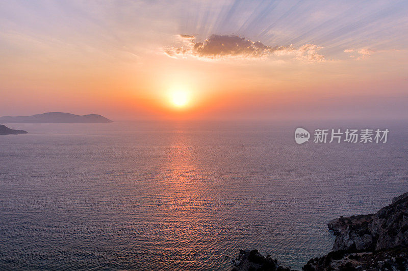 美丽的日落在海上