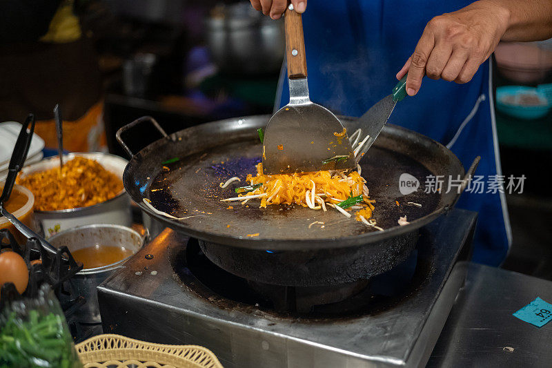 泰国街头食品摊贩准备泰国街头食品泰式炒面在市场摊位