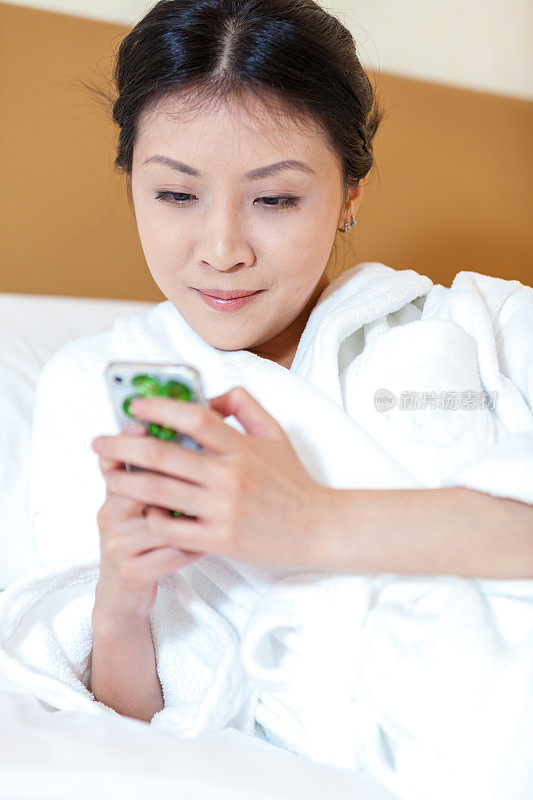 一个亚洲女人在看她的智能手机