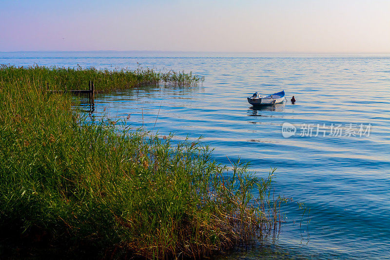 加尔达湖和平静水面上漂浮的小船