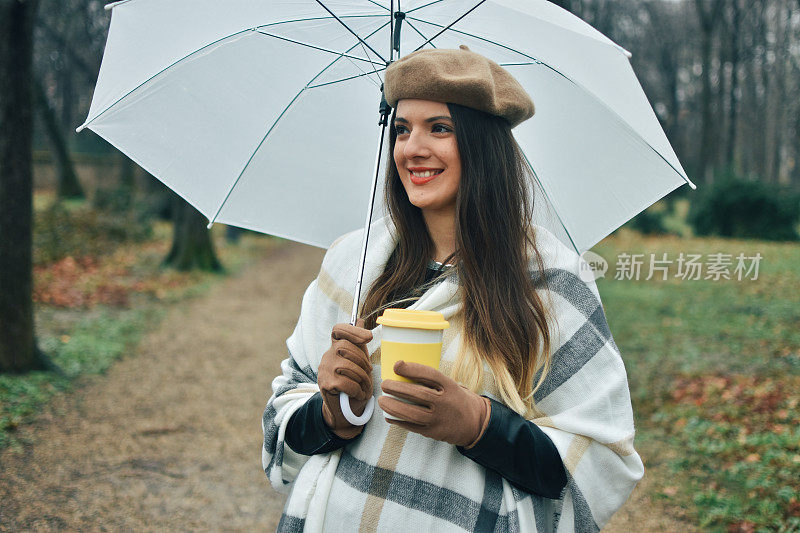 美丽的年轻女子享受着雨天