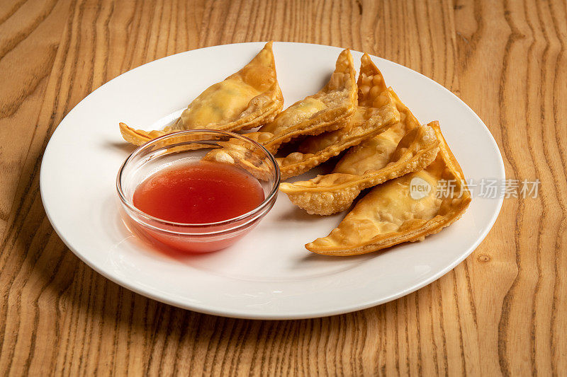 煎馄饨配酱泰国餐厅食物