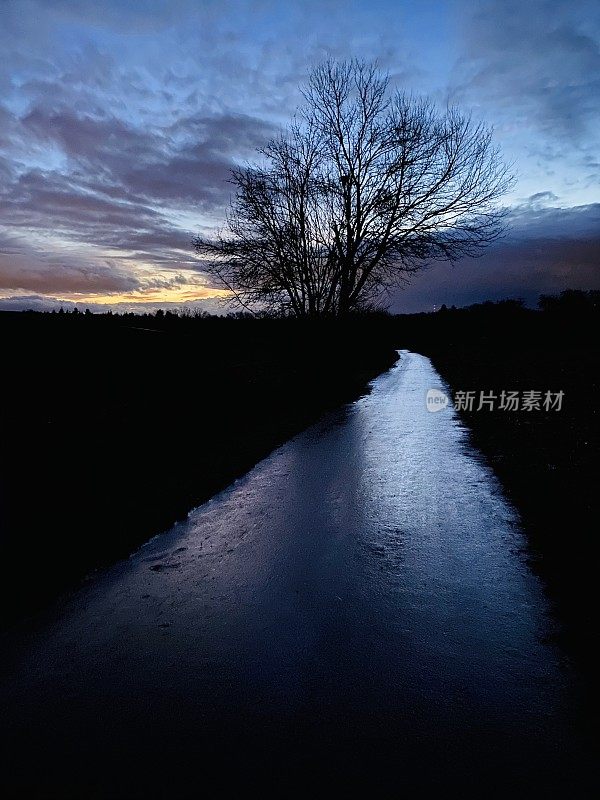 夜晚诡异的乡村道路和风景