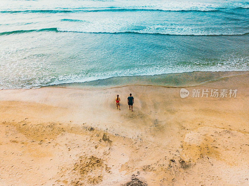 鸟瞰图的家庭休息在风景优美的遥远的海滩与大浪在挪威