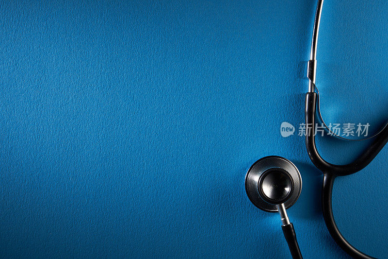 蓝色桌子上听诊器的正上方