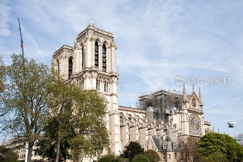 巴黎圣母院，火灾后。