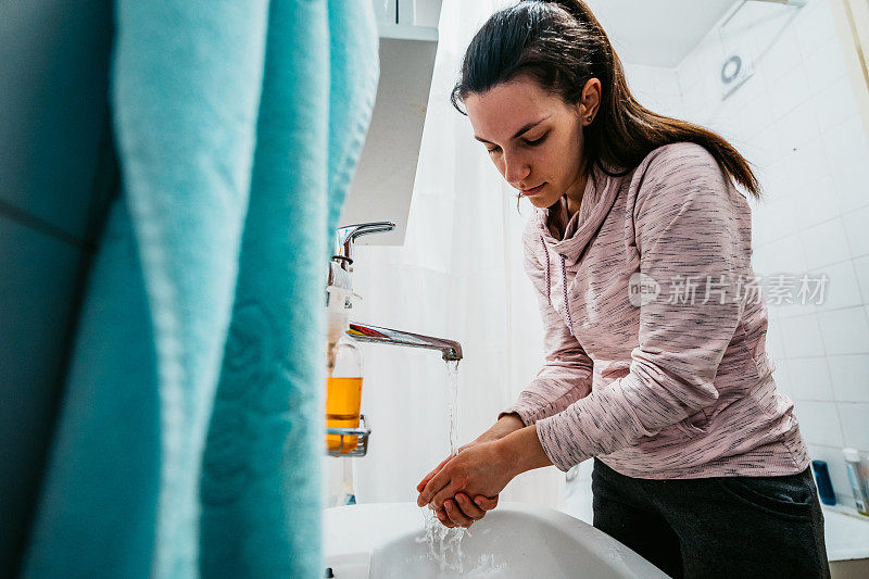 妇女洗手以预防病毒