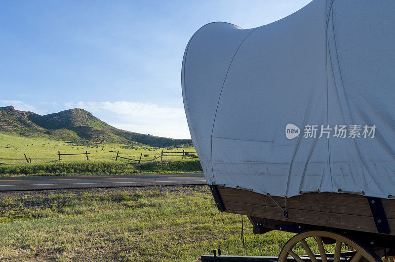 在犹他州公园的草地附近，一辆豪华的有篷马车