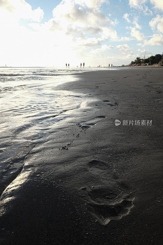 巴厘岛水明漾沙滩上的脚印。