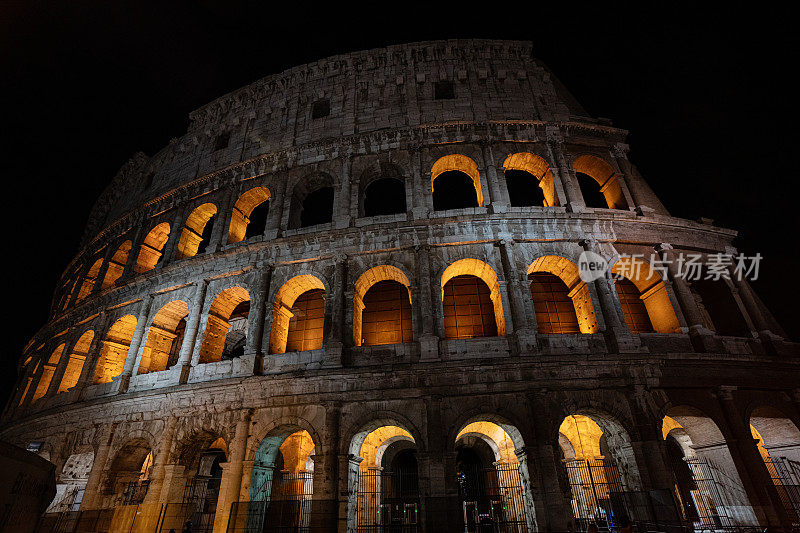 在夏季温暖的夜晚，雄伟的罗马竞技场:在意大利度假