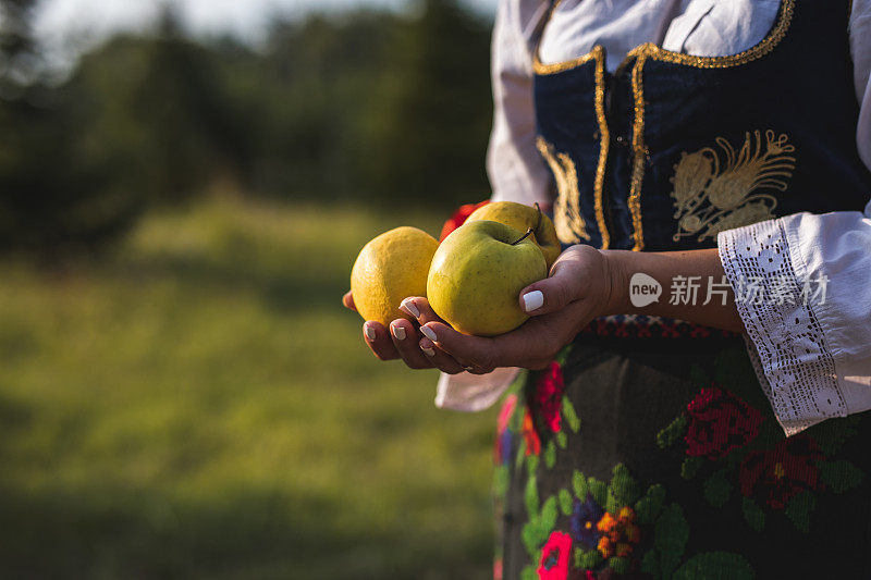 女人手里拿着苹果