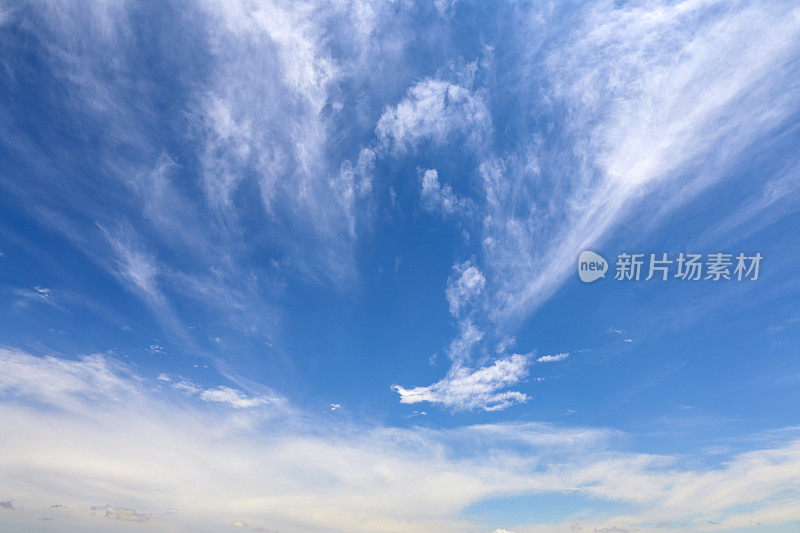 蓝天和云朵的特写。蓝色的天空背景