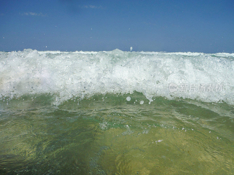 西班牙加利西亚死亡海岸的雷佐海滩上的海浪