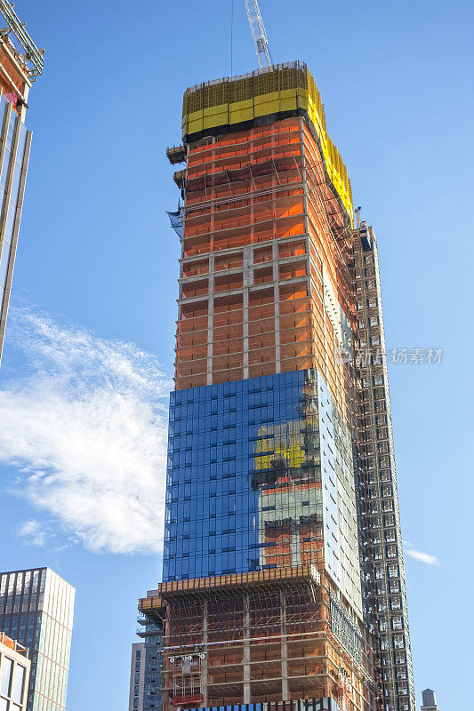 用起重机建造房屋