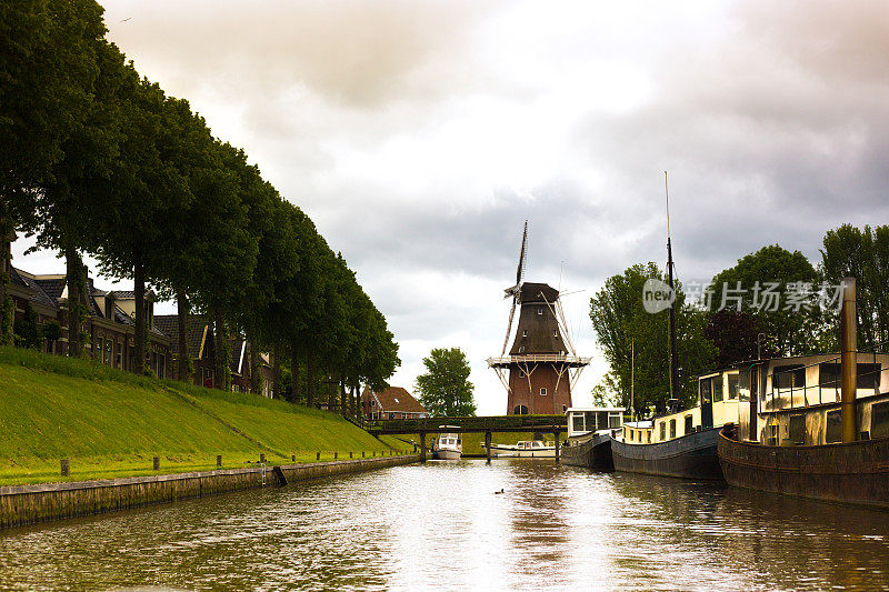 荷兰弗里斯兰多库姆：风车、船、运河
