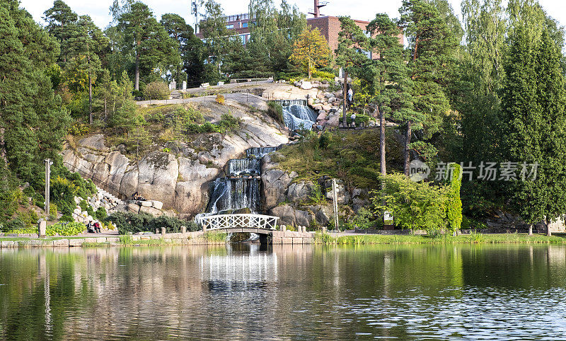 和平的景观。芬兰科特卡萨波卡城市公园的瀑布。
