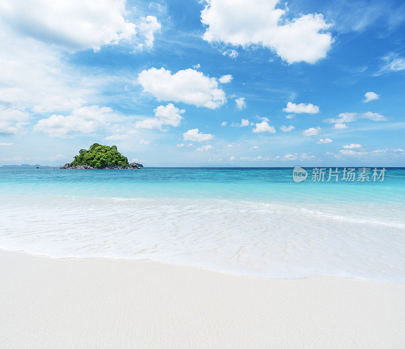 热带岛屿海滩和绿松石海与晴朗的天空背景