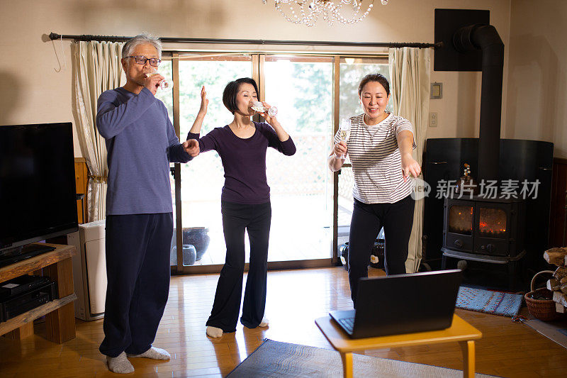 家人在家里通过笔记本电脑进行在线视频聊天