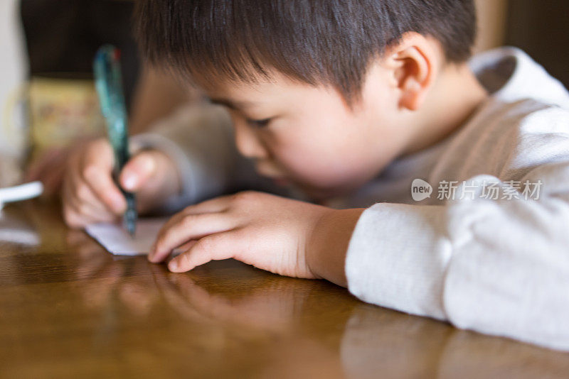 亚洲男孩在家。