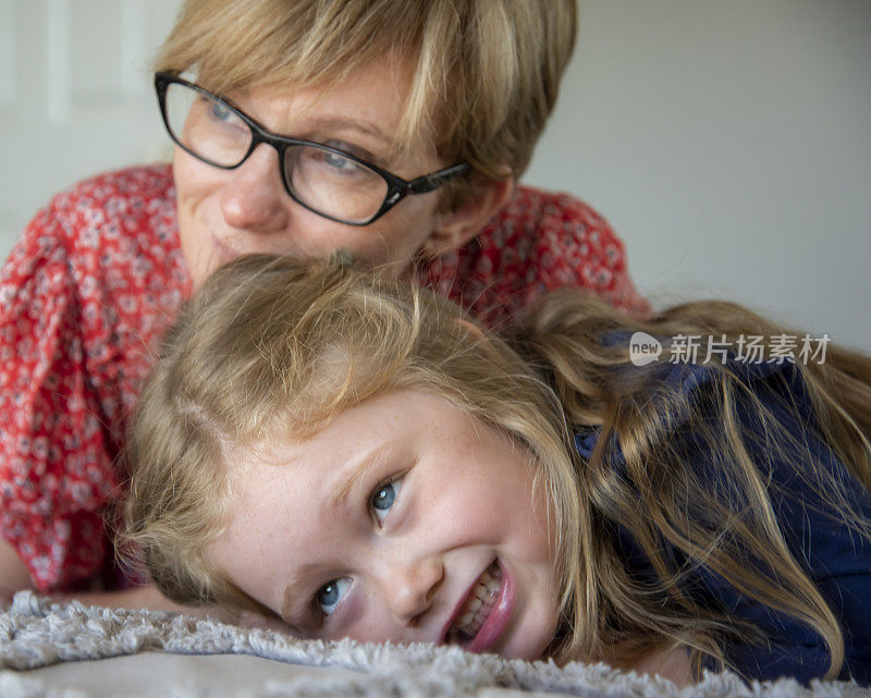 母亲和女儿在长时间的新冠肺炎期间玩耍。