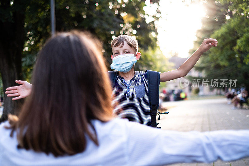 男生放学后跑向妈妈拥抱