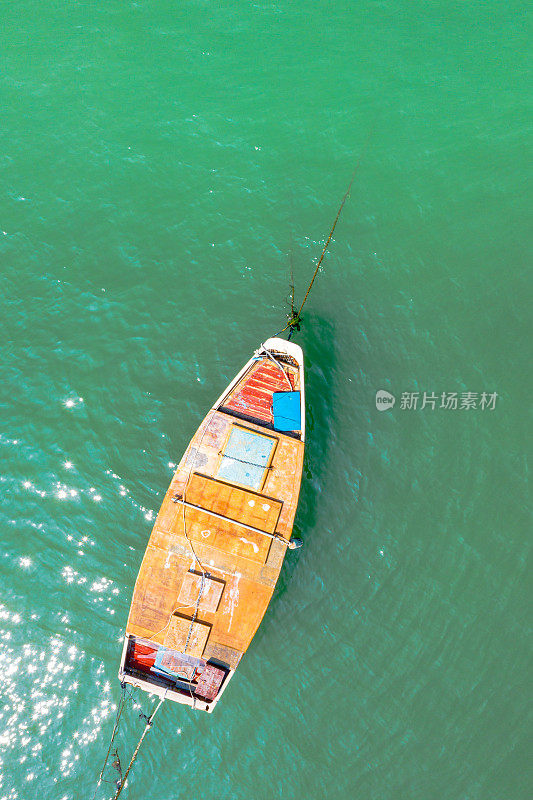 船停泊在海滩上