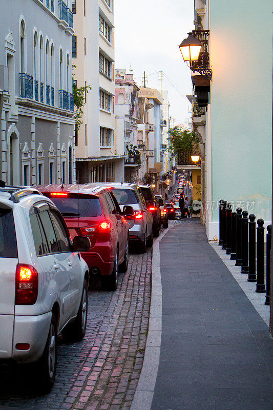 波多黎各圣胡安狭窄的街道，车水马龙
