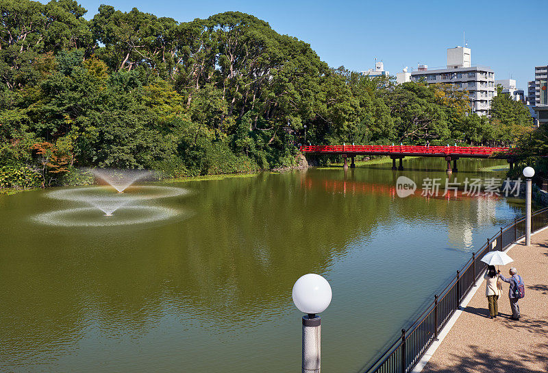 大阪天王寺公园的川子池、喷泉和红桥。日本