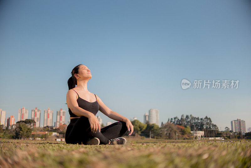 日本女人沉思。