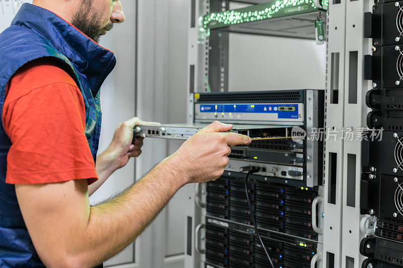 更新数据中心服务器室硬件部分。技术员在ISP的中心路由器上安装一个新的服务器板