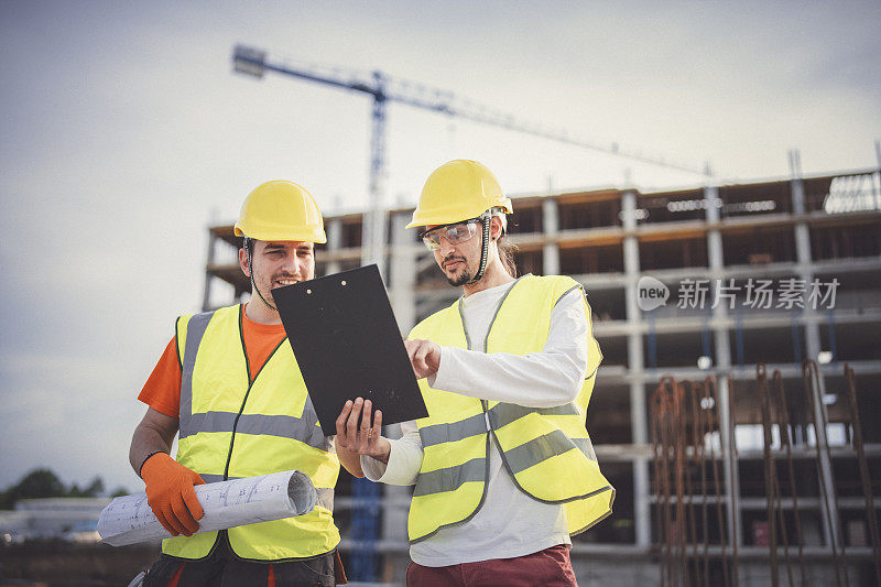 建筑工地上的男性建筑师。