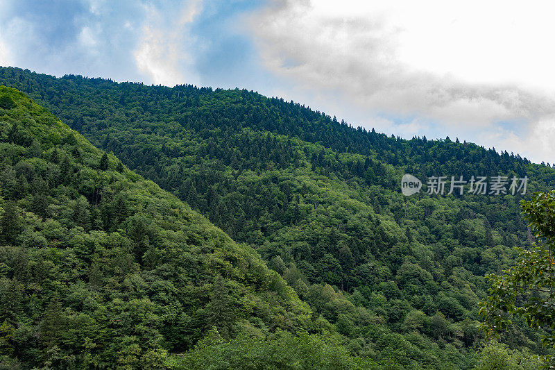 艾德高原山区多云天气