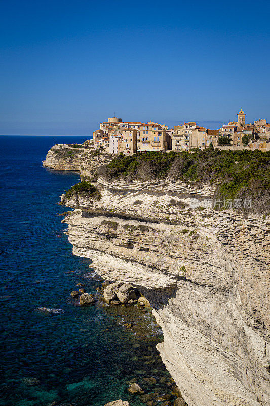 博尼法乔老城，戏剧性地坐落在一个受侵蚀的石灰岩岬上。法国科西嘉岛。