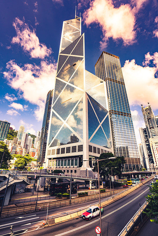 未来的城市景观摩天大楼闪闪发光的中国香港