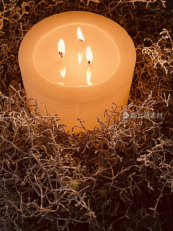 燃烧的蜡烛上有三根蜡烛芯