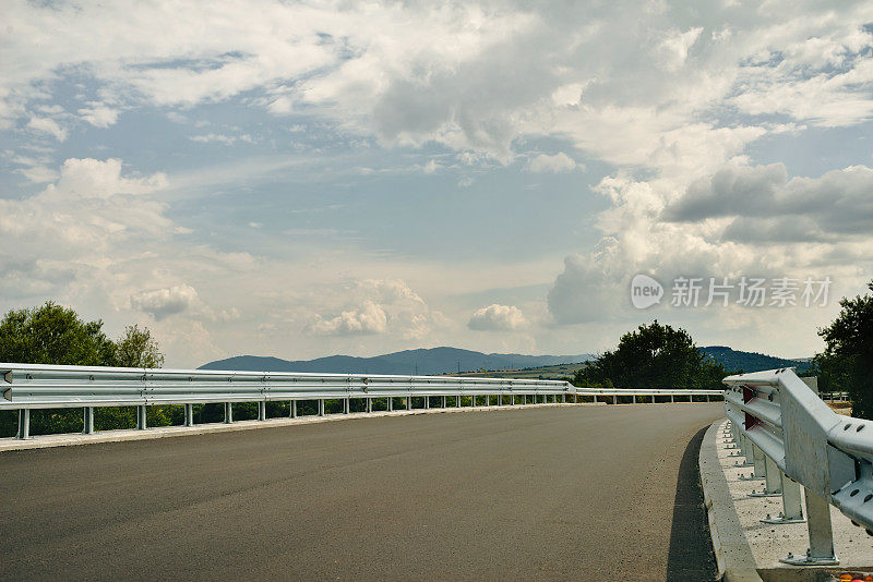 空无一人的道路