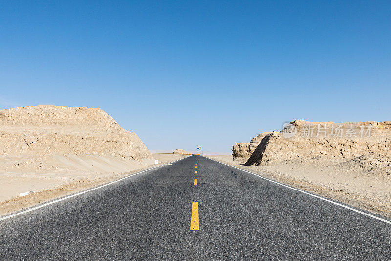 柏油路穿过雅丹的风景