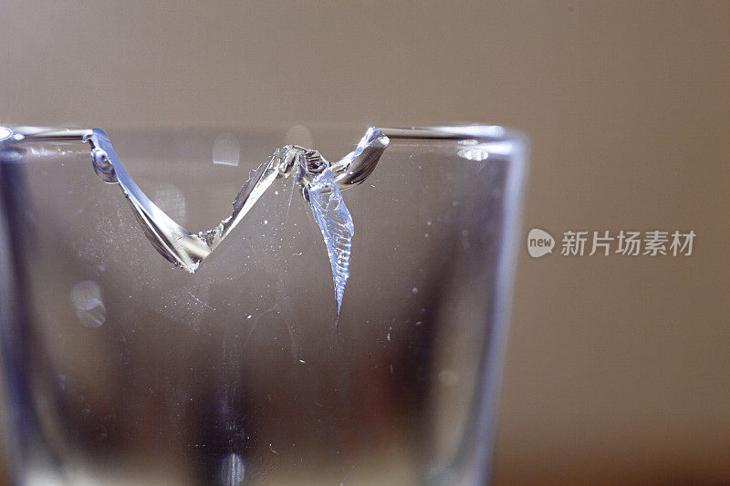 破碎的玻璃杯
