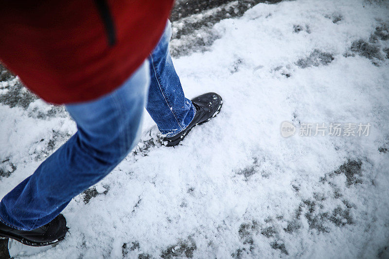 走雪和寒冷的天气