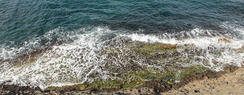 海浪打在岩石上