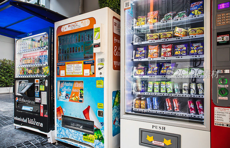 泰国曼谷素坤逸路的社区购物中心内的自动售货机可以购买零食和饮料