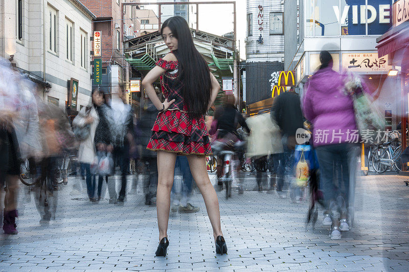 美丽的日本女人在人行横道上等待