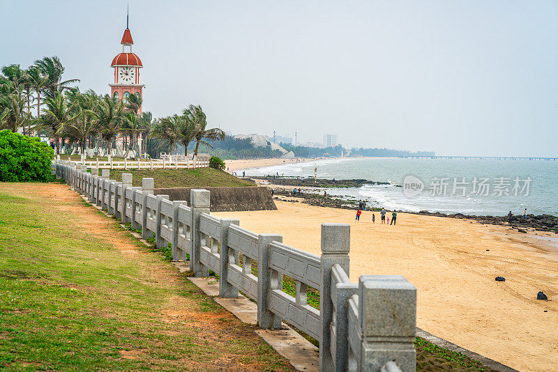 海口海滨全景与关海台钟楼在中国海南海口
