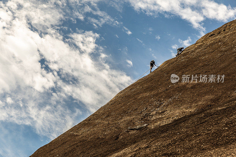 在里约热内卢攀登岩石山的登山者