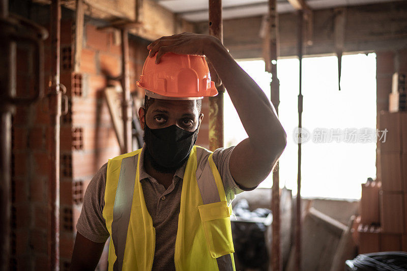 建筑工人在建筑工地穿着制服和防护服