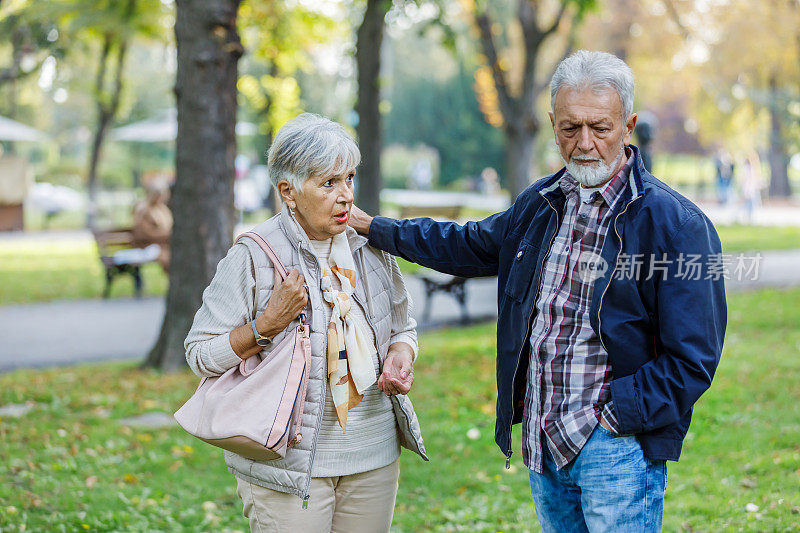 一对老夫妇正在讨论关系中的问题。