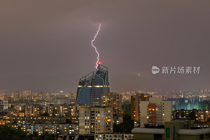 一声雷声击中了一座高大的现代建筑商业大楼