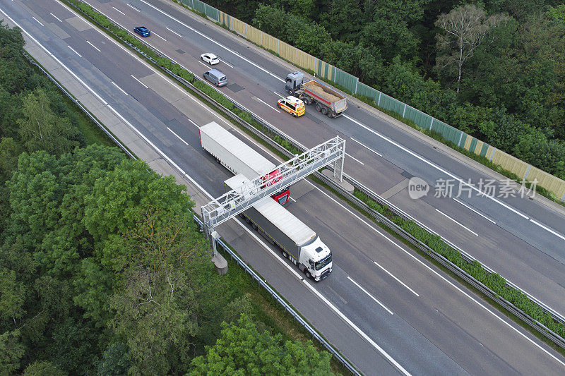 高速公路上的卡车收费系统-控制龙门，鸟瞰图